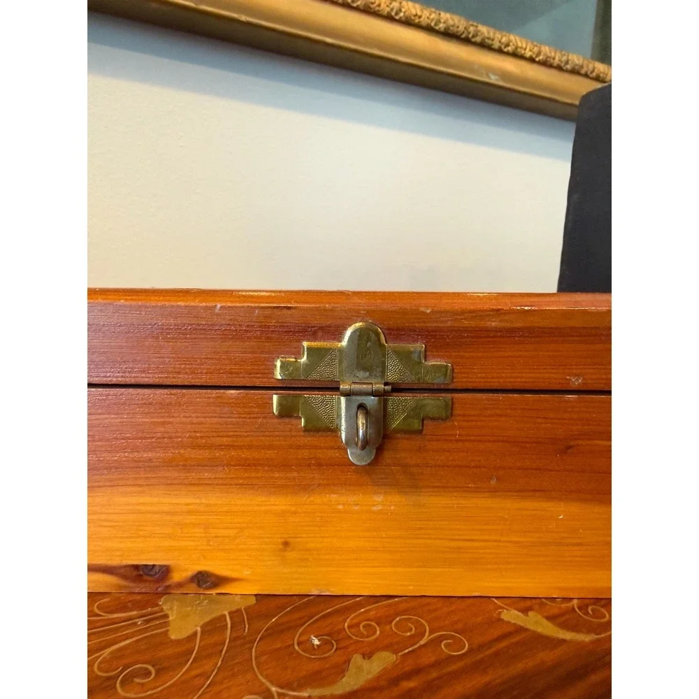 Vintage Cedar Keepsake Box with Floral Transfer Lid‎